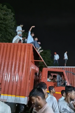 राहुल गांधी को सुनने के लिए छात्र ट्रक और कंटेनर पर चढ़ गए।