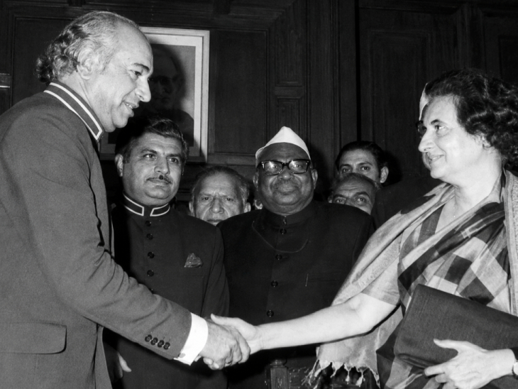 2 जुलाई 1972, पाकिस्तान के राष्ट्रपति जुल्फिकार अली भुट्टो के साथ पीएम इंदिरा गांधी।