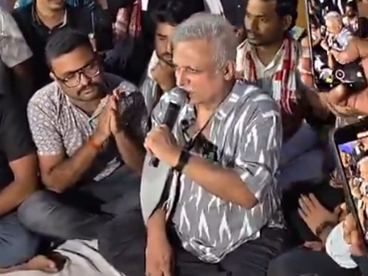 लेखक, कवि और बॉलीवुड अभिनेता पीयूष मिश्रा ने आज प्रदर्शनकारी छात्रों से मुलाकात की। इस दौरान उन्होंने अपना सबसे चर्चित गाना 'आरंभ है प्रचंड' गाकर छात्रों का हौंसला बढ़ाया।