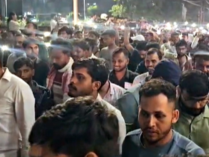 शहीद निर्मल महतो की शहादत दिवस पर शाम में छात्रों ने जयपाल सिंह मुंडा स्टटेडियम से अलबर्ट एक्का चौक तक फ्लैश लाइट मार्च निकाला।