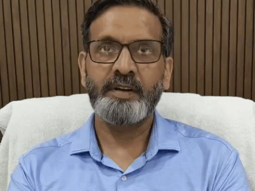 जानकारी देते हुए डीएफओ संदीप सिंह।