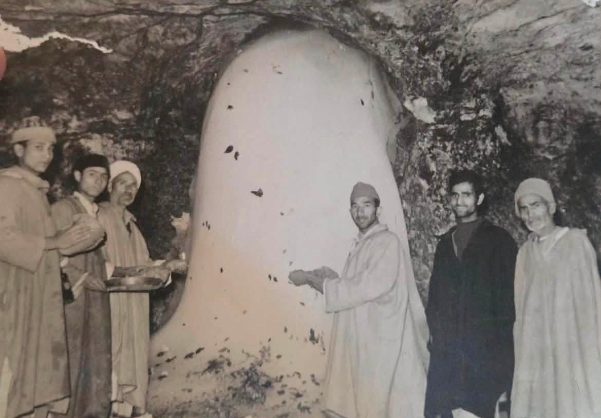 This picture of the Shivling in Amarnath is from 1999, in which a Shivling more than 10 feet tall can be seen.