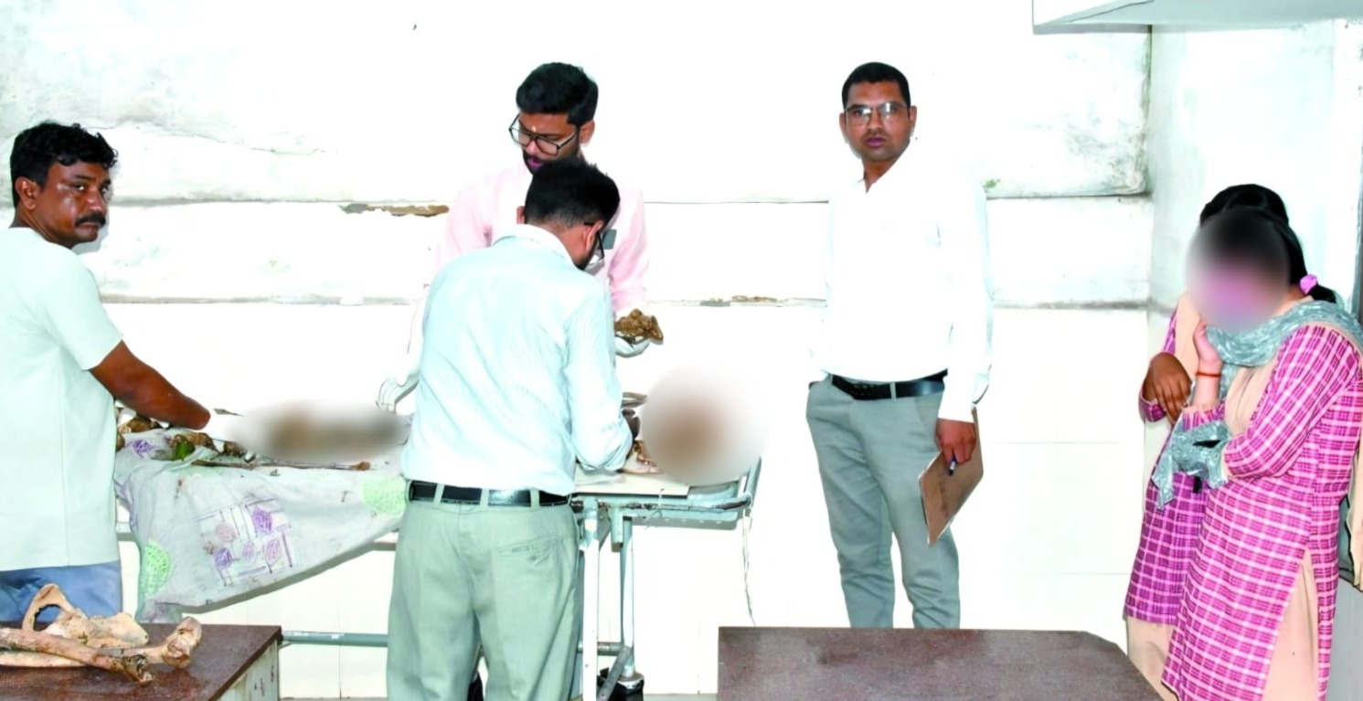 दोनों बच्चियों के सामने ही डॉक्टरों ने पोस्टमॉर्टम किया।