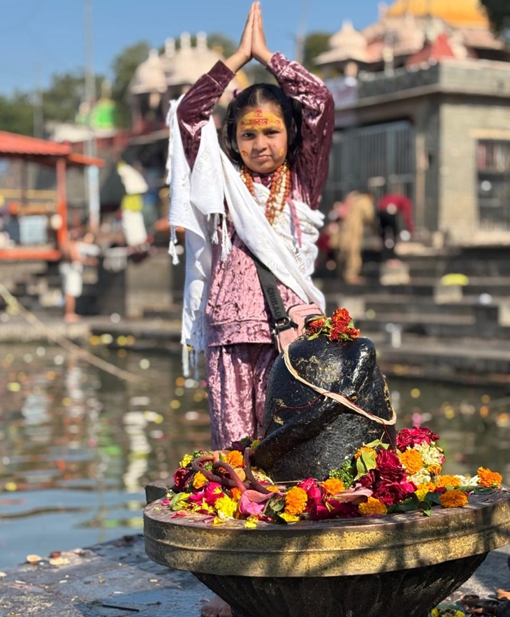 दीक्षा की यह तस्वीर पिछले साल उज्जैन की है। यहीं उसने कांवड़ लाने का संकल्प लिया था।