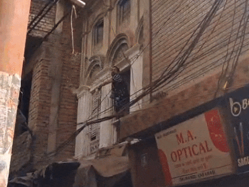 9 फरवरी को अपना मकान नगर निगम द्वारा जर्जर घोषित करने पर नाराज मकान मालिक ने लगाईं आग।