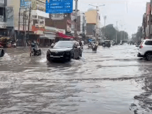 सोनीपत रोड पर भरा पानी।