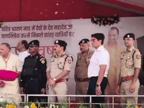 कार्यक्रम के दौरान मंच पर मौजूद अधिकारीगण।