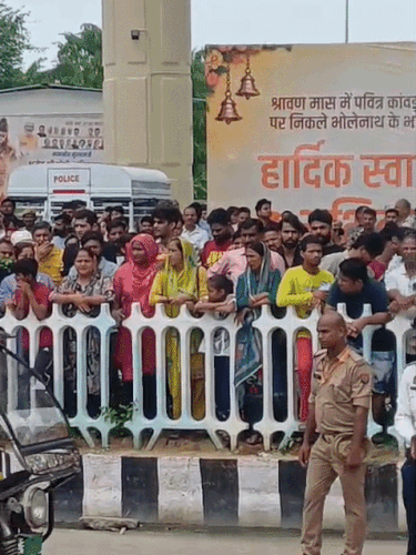 सड़क पर दूर दूर तक लोगों की भीड़ जमा थी।