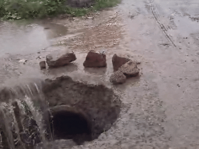 इस मार्ग पर दिन-रात फैक्ट्रियों में माल सप्लाई करने वाले भारी ट्रकों, डंपरों, बाइक सवारों और पैदल राहगीरों की भारी आवाजाही रहती है।