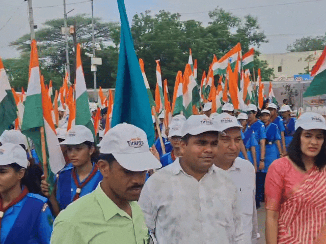 हाथों में तिरंगा लिए बच्चे "भारत माता की जय" और "वंदे मातरम" के उद्घोष से पूरा मार्ग गुंजायमान हो उठा।