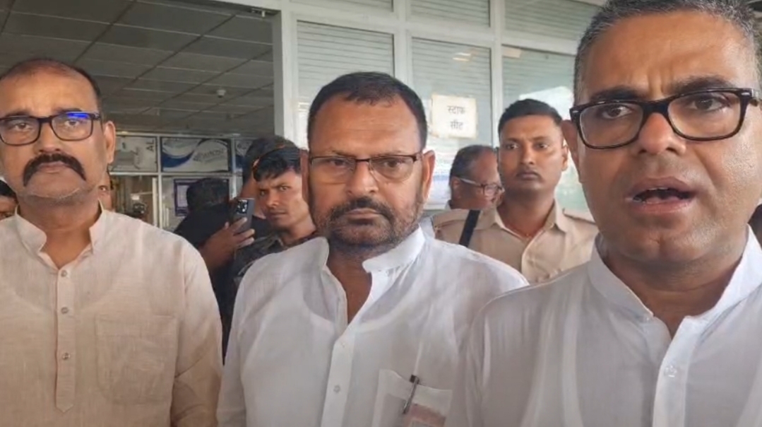 पत्रकारों से बातचित कर जानकारी देते हुए
