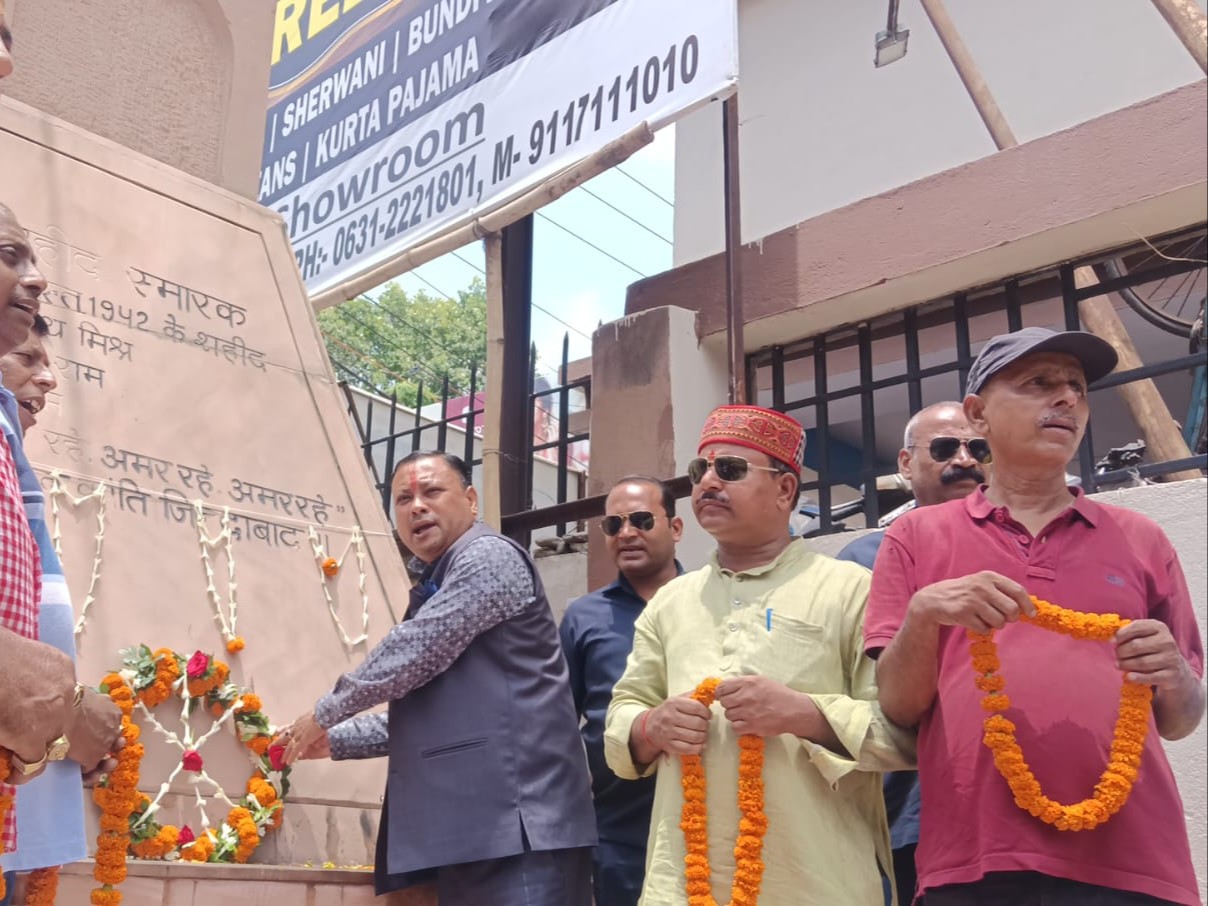 9 अगस्त को शहीद हुए गया के तीन वीर सपूतों को नमन, स्मारकों पर अर्पित किए पुष्प|गया,Gaya - Dainik Bhaskar