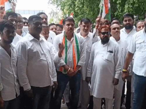 कांग्रेस पदाधिकारी जिला कलक्ट्रेट पहुंचे और राष्ट्रपति के नाम जिला प्रशासन के माध्यम से अपनी मांग रखी।