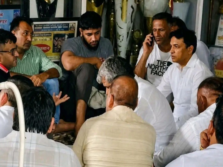 शीलू बल्हारा के घर शोक प्रकट करने पहुंचे कबड्डी एसोसिएशन के अध्यक्ष गुलाब सिंह सैनी।