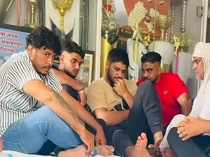 शीलू बल्हारा को सांत्वना देते हुए साथी कबड्‌डी खिलाड़ी।