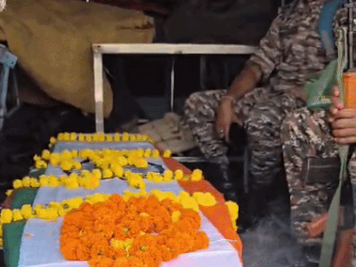 सब इस्पेक्टर के शव को गांव में लेकर पहुंचे CRPF के जवान।