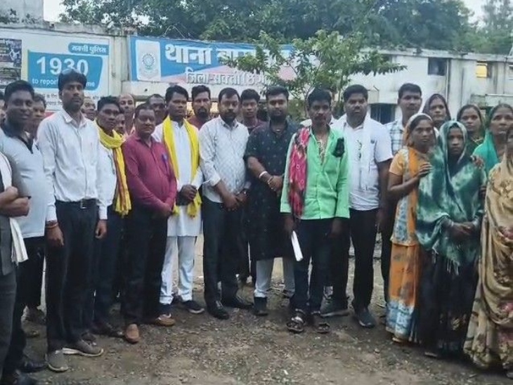 परिजनों ने प्रिंसिपल के खिलाफ FIR दर्ज करने की मांग की है।
