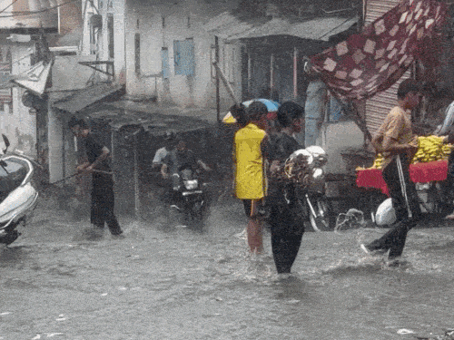 In Jaipur, roads in the Phuta Khurra area were waterlogged due to heavy rain