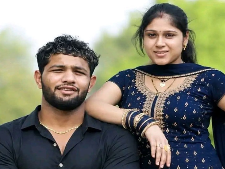 शीलू पत्नी के साथ सोशल मीडिया पर रील्स ओर फोटो भी शेयर करते थे।