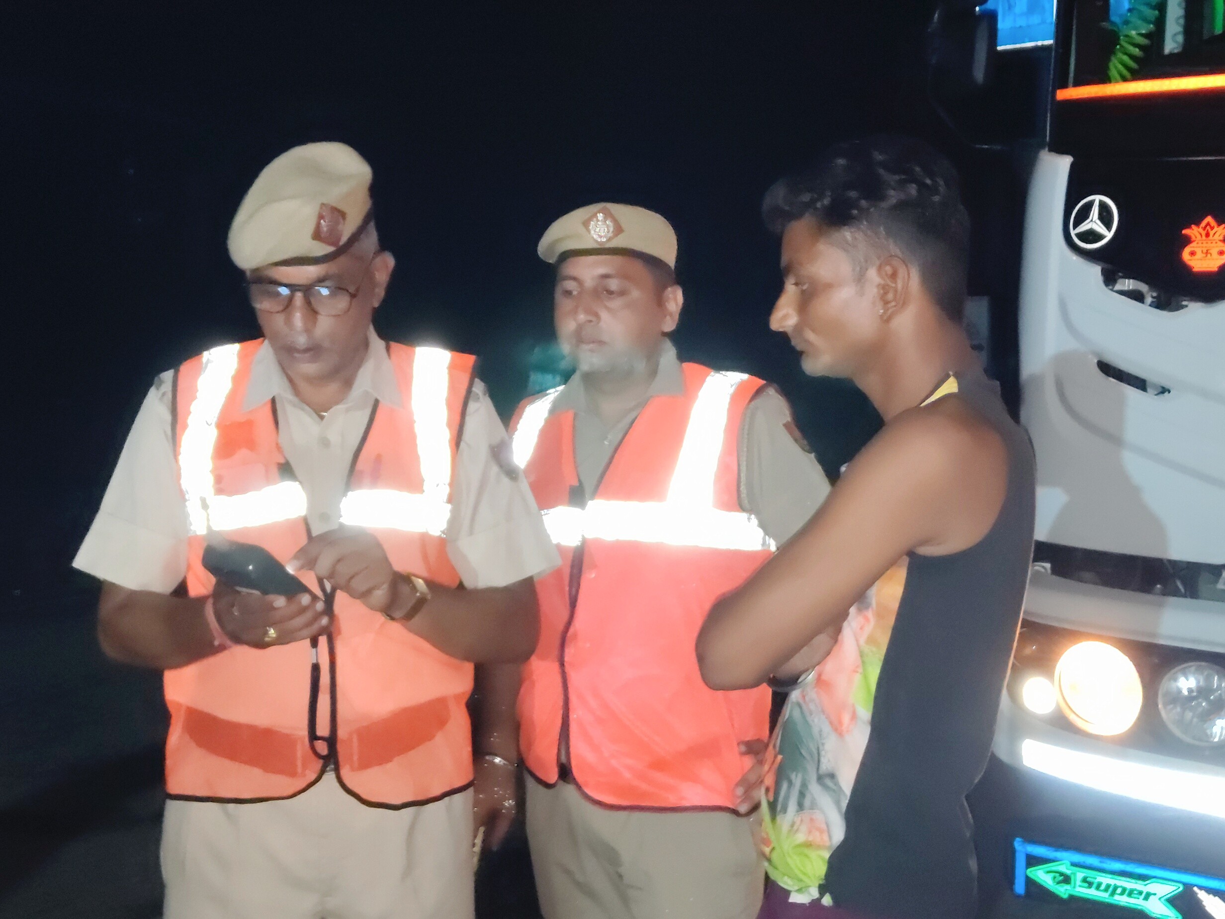 वाहनों की जांच करती पुलिस टीम।