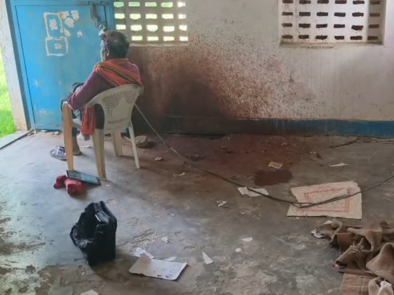 क्लासरूम की दीवार गुटखा थूकने से खराब हो गई है।