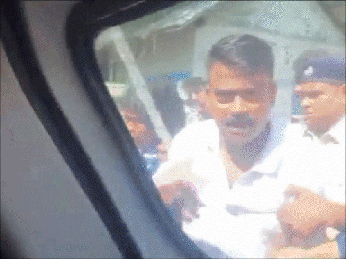 ममता बनर्जी की कार को लोगों ने घेर लिया। एक युवक कार पर कीचड़ फेंकता भी दिखा।