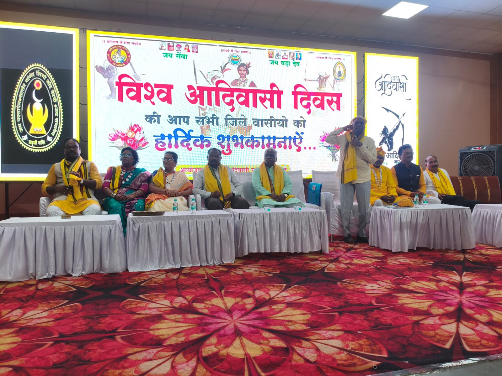 मंच पर मौजूद आदिवासी प्रतिनिधि।
