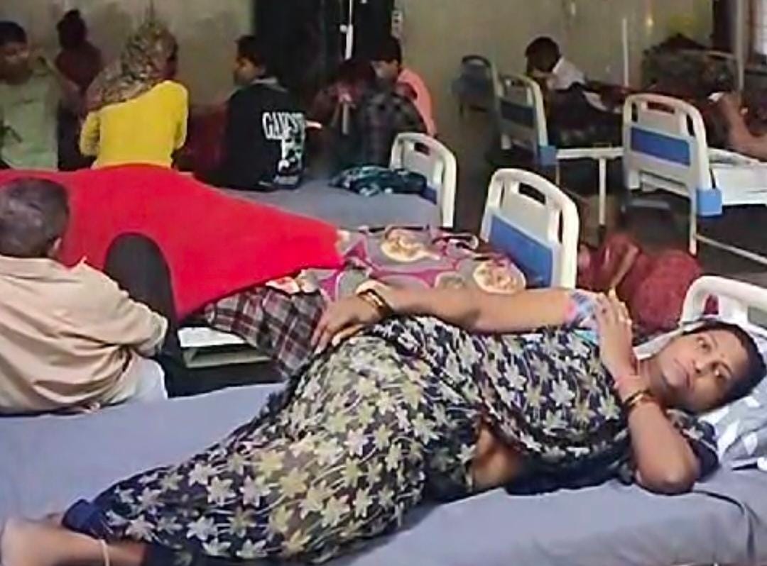 थाटीपुर अस्पताल के वार्ड में भर्ती महिलाएं