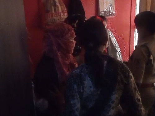 पुलिस ने ‘ली स्पा सेंटर’ में छापा मारा, जहां कई लड़कियां मौजूद थीं।