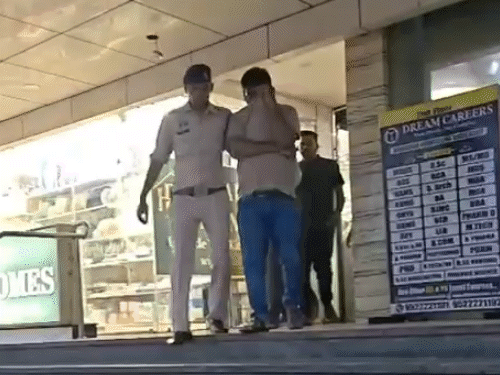 कार्रवाई के बाद मैनेजर और महिला दलाल समेत 9 लोगों को गिरफ्तार कर पुलिस थाने ले गई।