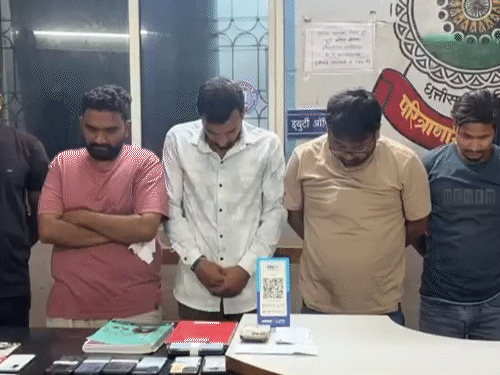 स्पा सेंटर में पकड़े गए कस्टमर थाने में मुंह छिपाते नजर आए।