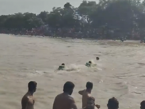 हरिद्वार में गंगा में डूब रहे यूपी के कांवड़िए को मौके पर तैनात SDRF जवानों ने बचाया।