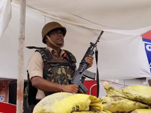 कांवड़ियों की सुरक्षा के लिए भीड़भाड़ वाले इलाकों में बंकर बनाए गए हैं। बुलेटप्रूफ जैकेट और ऑटोमेटिक हथियारों से लैस जवान तैनात हैं।