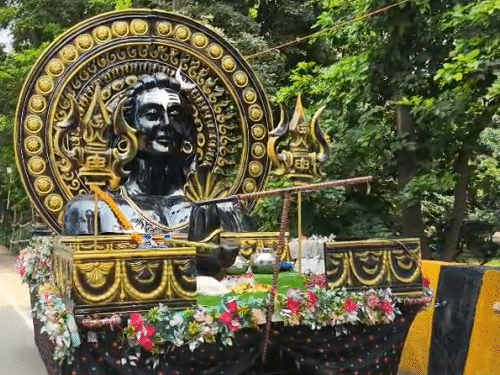 आदिपुरुष की थीम पर कांवड़ सजाकर भक्त हरिद्वार की ओर बढ़ रहा है।