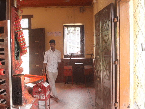 मंदिर में दोनों ने सात फेरे लिए।