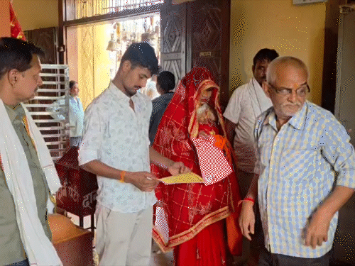 मंदिर से शादी का सर्टिफिकेट में दोनों को दिया गया।