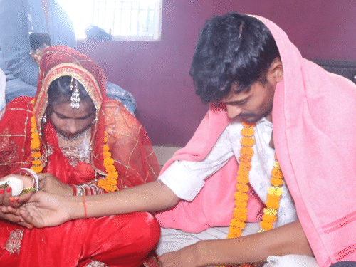 दोनों की पुलिस वालों ने मंदिर में शादी करवा दी।