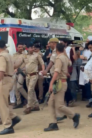 कसारी-मसारी कब्रिस्तान में तीनों बड़े भाइयों उमर, अली और अहजम ने छोटे भाई अबान के जनाजे को कंधा दिया।