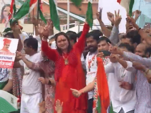 बड़ी चौपड़ पर तिरंगा यात्रा के समापन पर बच्चों ने देशभक्ति गीतों पर डांस किया। इस दौरान हवामहल विधायक बालमुकुंद आचार्य भी उत्साह बढ़ाते नजर आए।