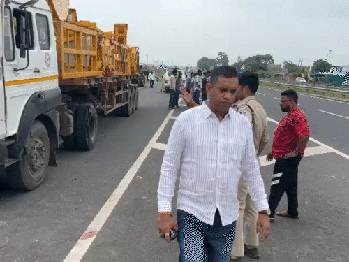 हादसा उज्जैन-बदनावर फोरलेन हाईवे पर हुआ।