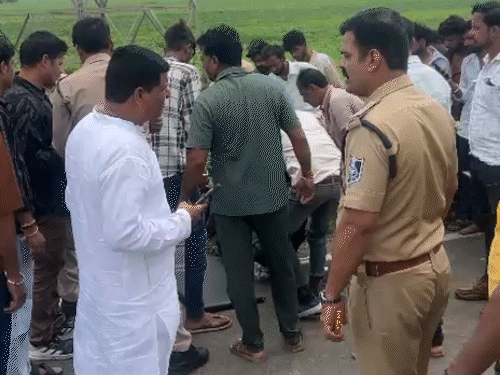 पुलिस ने ग्रामीणों की मदद से वैन में फंसे शवों को बाहर निकाला।