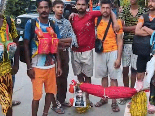 सहारनपुर में रजनी ने पति की तस्वीर कांवड़ पर लगाकर उनकी याद में कांवड़ उठाई है।