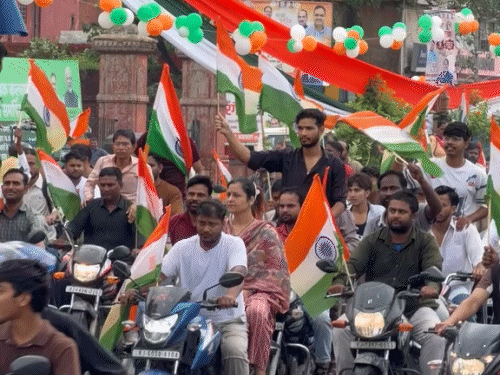 जयपुर में तिरंगा यात्रा में शामिल हुए लोग।