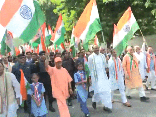 तिरंगा यात्रा में सीएम योगी के साथ दोनों डिप्टी सीएम केशव प्रसाद मौर्य और ब्रजेश पाठक भी नजर आए।