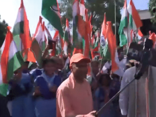 तिरंगा यात्रा के दौरान सीएम योगी ने बच्चों के साथ सेल्फी ली। यूपी BJP अध्यक्ष पंकज चौधरी भी तस्वीर के लिए योगी के करीब आए।