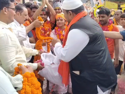 बरेली में बदायूं के कछला से गंगाजल लेकर आ रहे कांवड़ियों पर मुस्लिमों ने पुष्पवर्षा कर स्वागत किया।