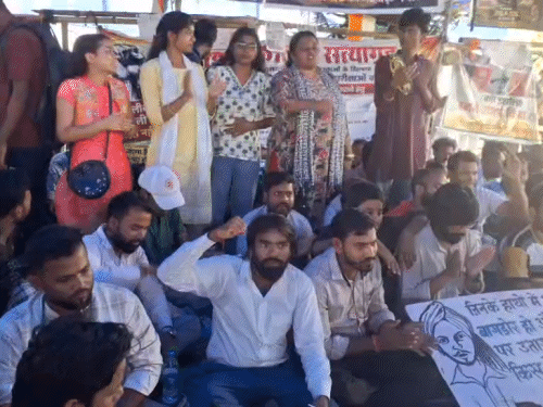 रांची में छात्रों के आंदोलन का आज 16वां दिन है। जयपाल सिंह स्टेडियम में छात्र प्रदर्शन कर रहे हैं।