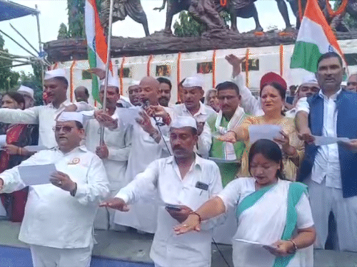 राजेश राम ने संविधान के प्रति समर्पित रहने की शपथ दिलाई।