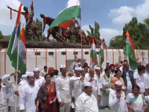 सप्तमूर्ति चौक पर नारे लगाते कांग्रेस कार्यकर्ता।