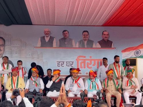 अल्बर्ट हॉल पर तिरंगा यात्रा कार्यक्रम के दौरान मंच पर बैठे सीएम भजनलाल शर्मा, केंद्रीय मंत्री जेपी नड्‌डा और अन्य।